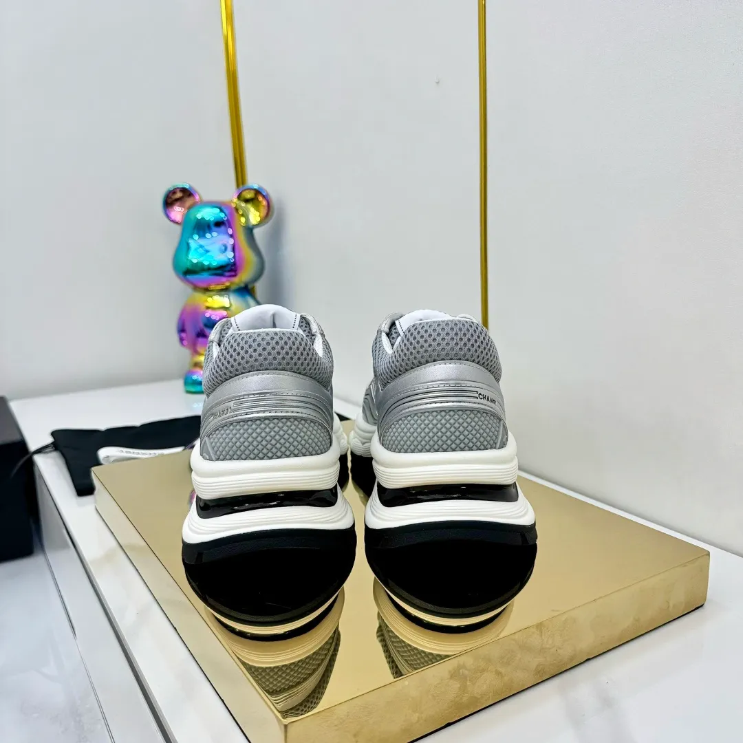 👟👟Ex-factory price 680👟👟 Upgraded version, upgraded version, upgraded version! No rebuttal accepted! ! ! ! Chanel Chanel panda shoes! 2025 counter's top casual sports shoes. This classic design; the upper is electro-embroidered with a variety of techniques; the outsole is fashionable and sporty; the unusual inclusion of a variety of color matching elements... The diversified mix and match is very good-looking and versatile, and can be used for leisure, fashion, sports, and outdoor... ꫛꫀꪝ Go➫ Materials: ❶Upper made of: original imported first-layer silk cowhide + original waterproof cloth + original first-layer cowhide ❷Inner lining: Original Yangli+Net ❸Outsole based on: Original TPU combination outsole Counter boutique packaging complete set for women 35–41 👉 👉 👉 👉